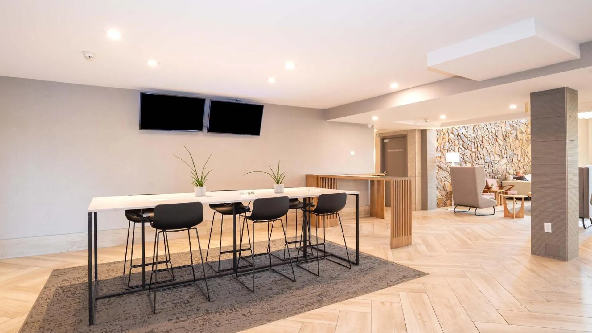Sandman Signature Calgary Airport Hotel 4*,