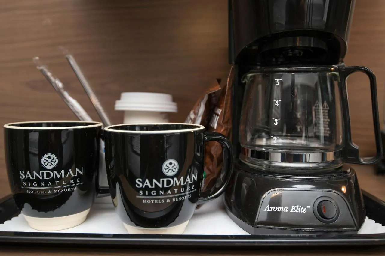 Sandman Signature Calgary Airport Hotel 4*,