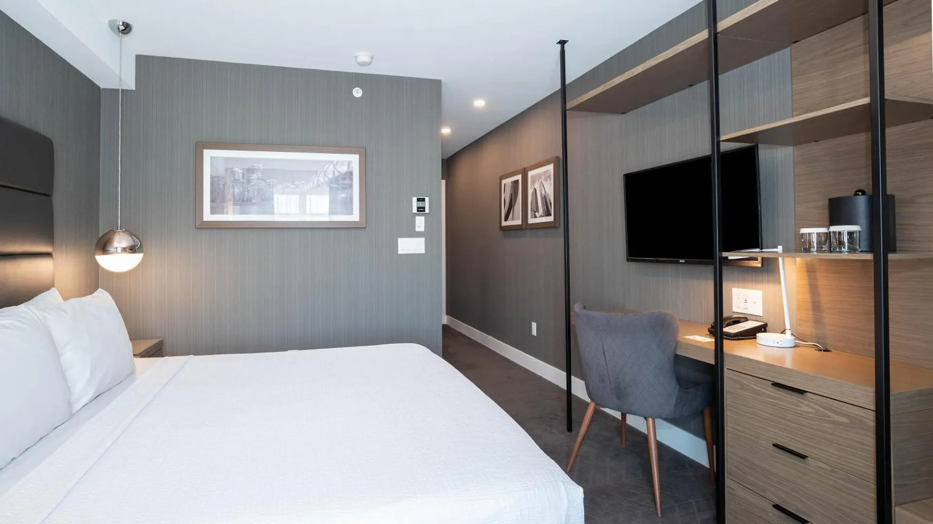 Sandman Signature Calgary Airport Hotel 4*,